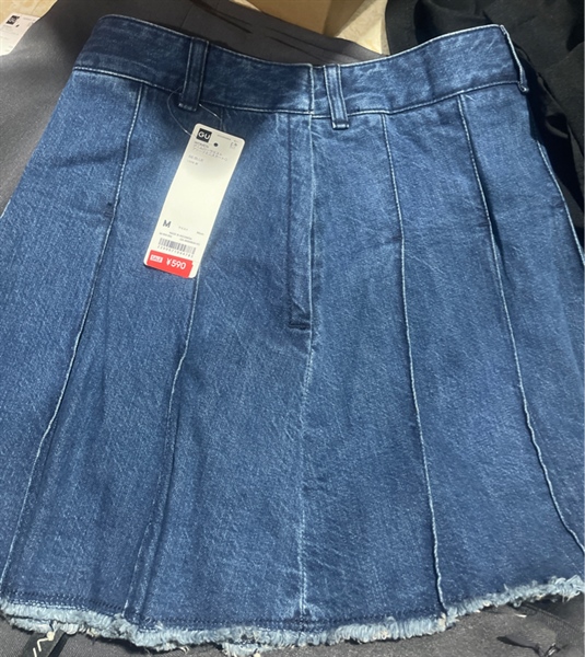 Chân Váy Bò GU Size M - Chiếc